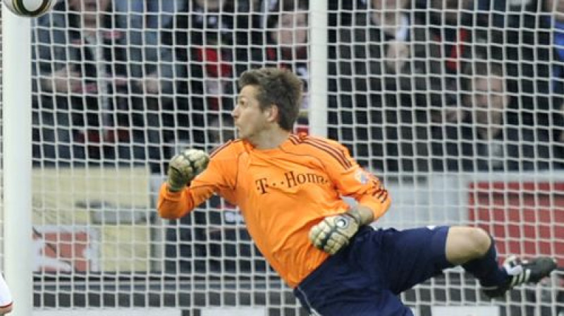 Jorgs Buts noskatās, kā bumba trāpa pa vārtu stabu. Pēc mirkļa tā būs arī vārtos.
Foto: AP/Scanpix