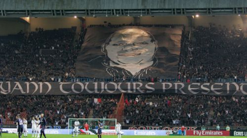 "PSG" atbalstītāji piemin mirušo fanu
Foto: AFP/Scanpix