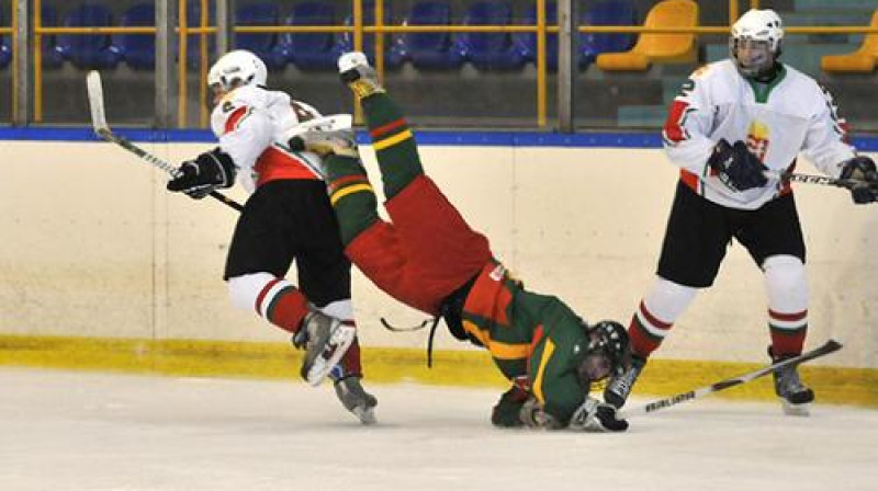Lietuviešu hokejists lido spēlē pret Ungāriju
Foto: iihf.com