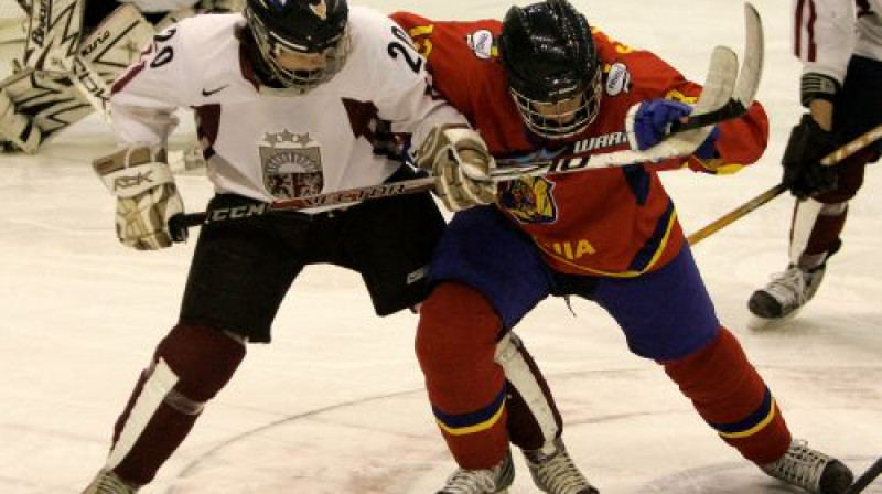 Epizode no Latvijas U-18 izlases pārbaudes spēles pret Rumāniju
Foto: Romāns Kokšarovs/ F64