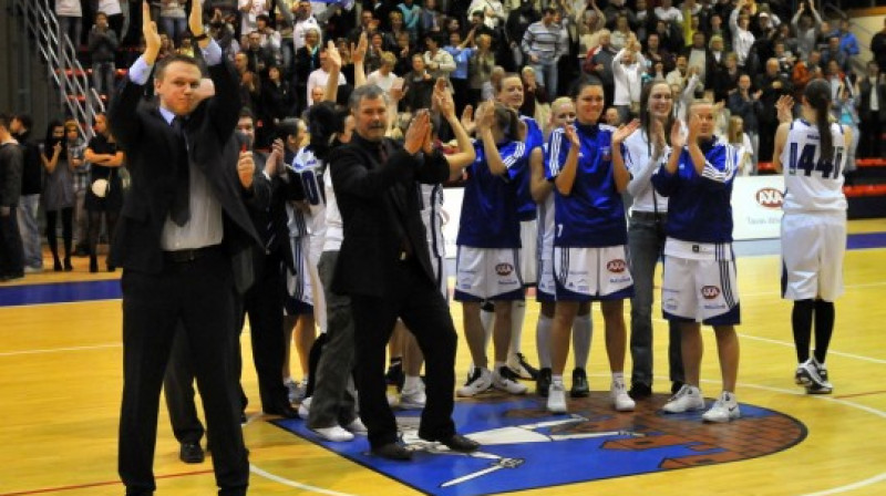 Varis Krūmiņš ar SK "Cēsis" sieviešu basketbola komandu
Foto: Romualds Vambuts, Sportacentrs.com