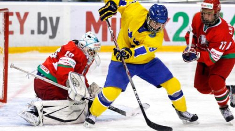 Zviedrijas jaunieši vakar uzvarēja pašreizējos čempionus, bet šodien izrēķinājās ar mājiniekiem baltkrieviem
Foto: iihf.com