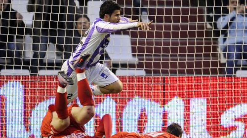 "Sevilla" futbolisti bezspēcīgi pret "Valladolid" uzbrucēju Djēgo Koštu
Foto: AFP/ Scanpix