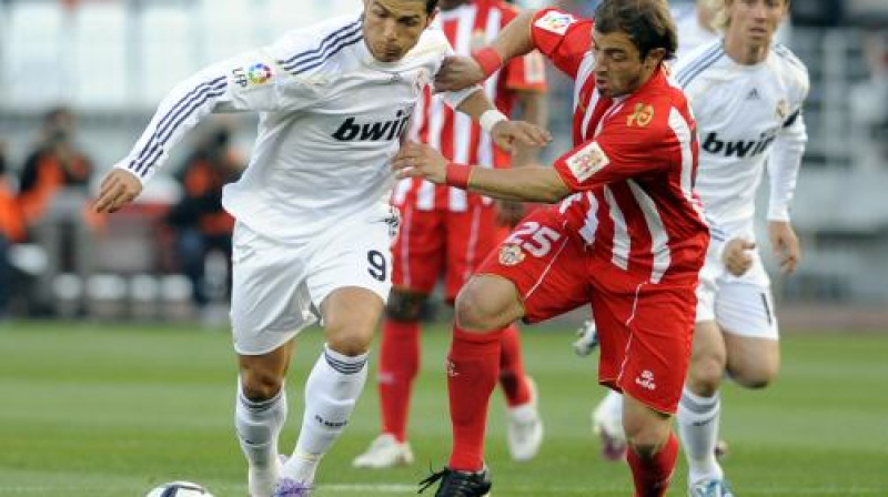Krištianu Ronaldu ("Real Madrid") cīņā ar Ernanu Bernardello ("Almeria")
Foto: AFP/ Scanpix