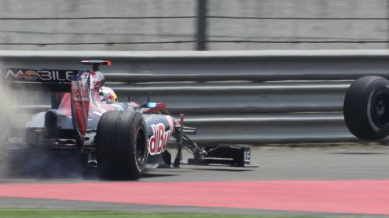 Sebastiena Buemi formula paliek bez riteņiem
Foto: AP/Scanpix