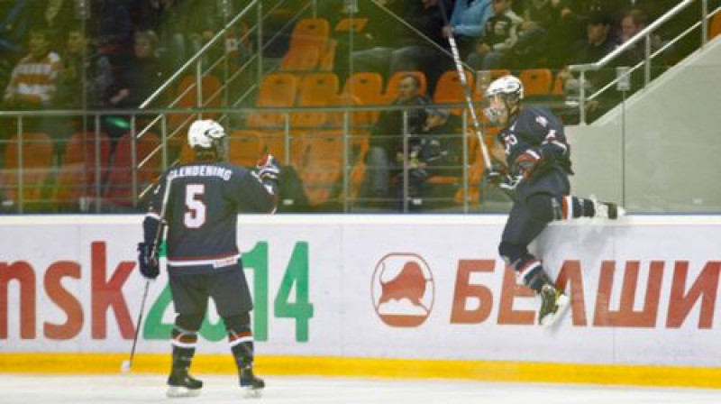 Amerikāņiem bija pamats priecāties - ar 5:0 sagrauti kaimiņi, kanādieši. Džeisons Zakers atzīmē vārtu guvumu
Foto: IIHF