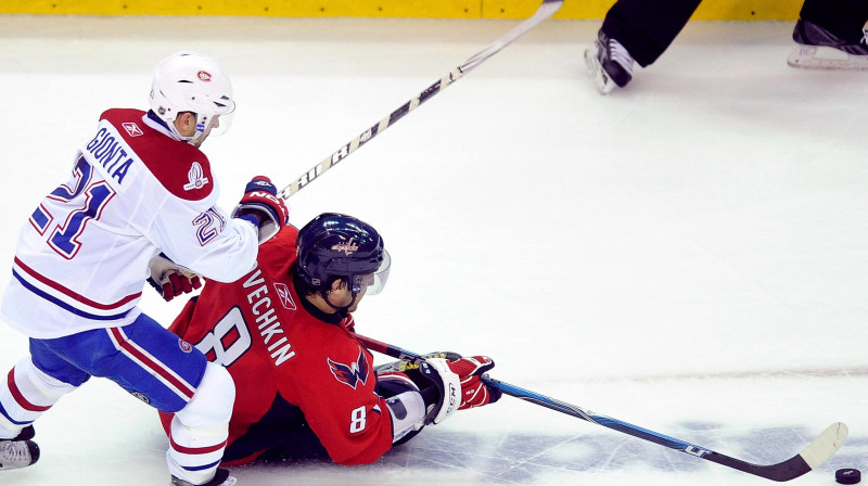 "Capitals" līderis Aleksandrs Ovečkins sērijas pirmajā mačā nokļuva ciešās "Canadiens" hokejistu spīlēs
FOTO: AFP/"Scanpix"