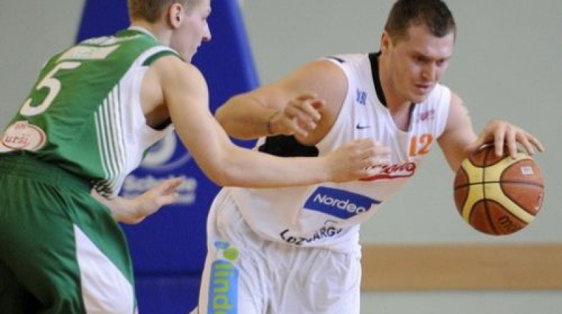 Jānis Kaufmanis pret Ronaldu Sirsniņu 
Foto: Romāns Kokšarovs, Sporta Avīze, f64