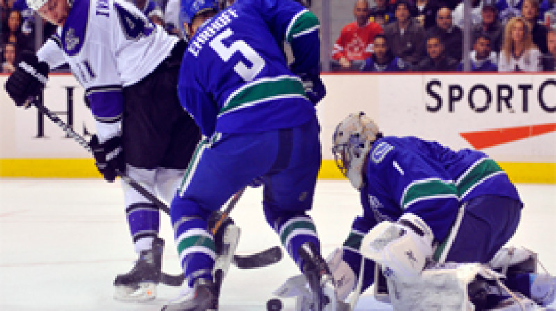 Raitis Ivanāns pie Roberto Luongo vārtiem
Foto: AP/Scanpix