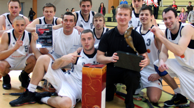 "Swedbank" ar Latvijas Banku basketbola kausu
Foto: Renārs Buivids