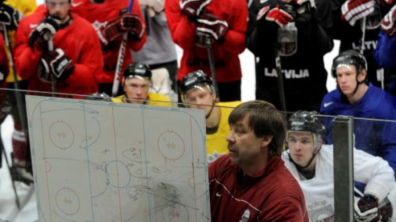 Meistars un mācekļi.
Foto: Romāns Kokšarovs, Sporta Avīze, f64