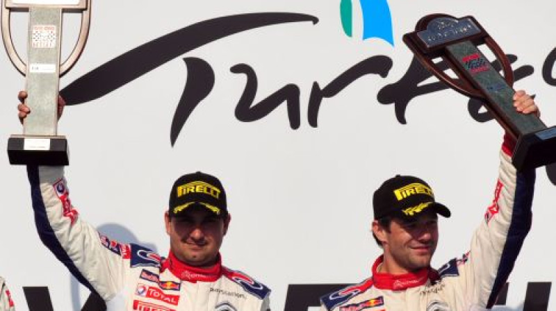 Sebastiens Lēbs kopā ar stūrmani atzīmē pirmo vietu
Foto: AFP/Scanpix