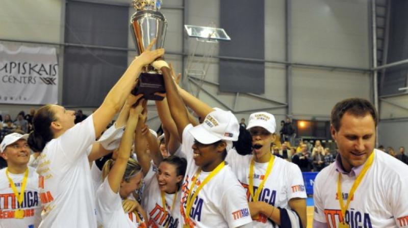 Kristīne Kārkliņa un "TTT Rīga" ar LSBL Čempionu kausu
Foto: Romualds Vambuts, Sportacentrs.com
