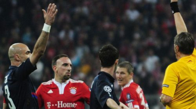 Franks Riberī saņem sarkano kartīti
Foto: AFP/Scanpix