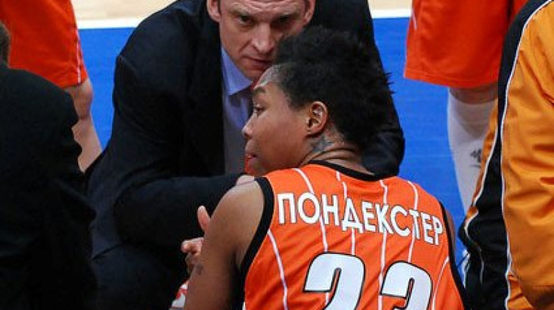 Gundars Vētra un viena no UMMC līderēm Kapija Pondekstere.
Foto: Milena Salpa
