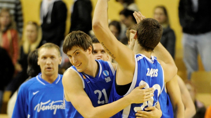 "Ventspils" basketbolisti 
Foto: Romāns Kokšarovs, Sporta Avīze, f64
