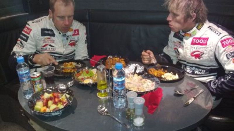 Peters Solbergs kopā ar stūrmani pusdienojot savā motormājā
Foto: www.pettersolberg.com