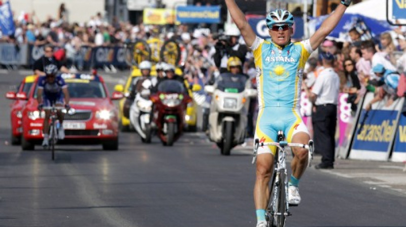 Aleksandrs Vinokurovs ("Astana") pirmais sasniedz finiša līniju Ljēžā
Foto: AP/ Scanpix