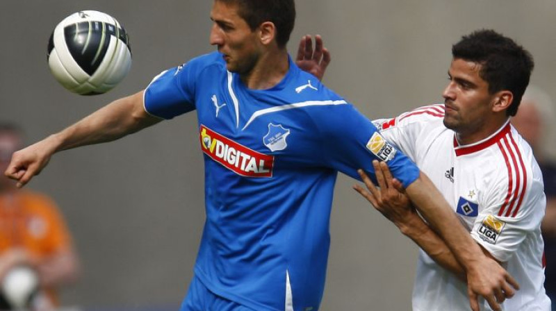 Vedads Ibisevičs (pa kreisi) pret "HSV" šodien
guva savus 12. vārtus sezonā
Foto: AP/Scanpix