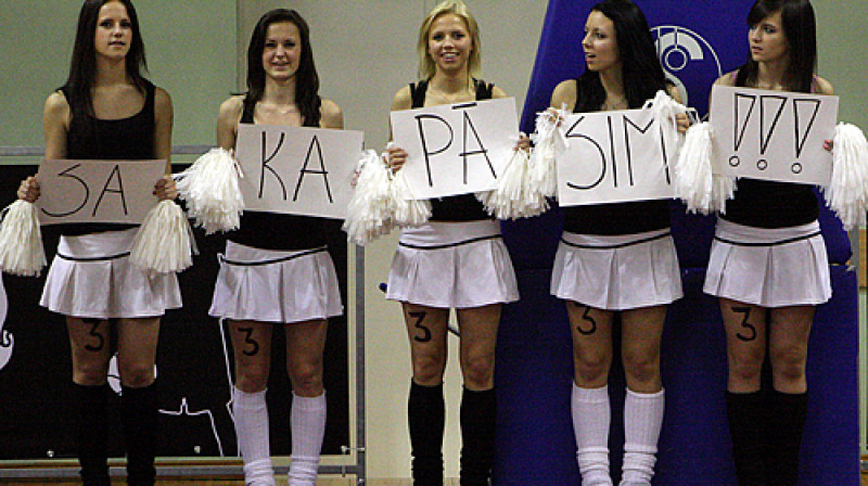 Rīgas pilsētas 3. ģimnāzijas karsējmeitenes - Dana Isarova (pirmā no labās)
Foto: Renārs Buivids