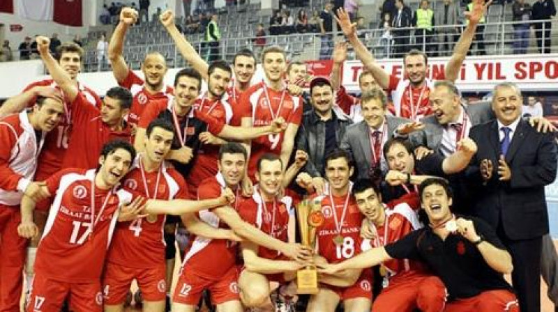"Ziraat Bankasi" komanda ar izcīnīto Turcijas kausu
Foto: www.voleybolmagazin.com