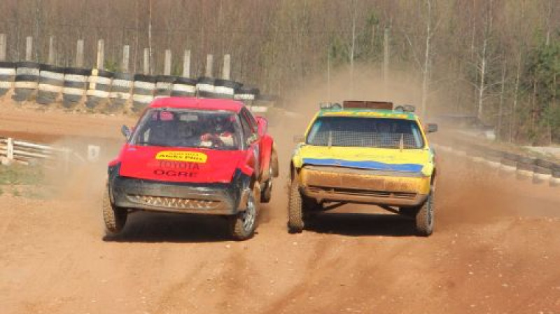 Open duelis - Jāņa Kozlovska (pa kreisi) un Raimonda Jerāna duelis par uzvaru Open klasē bija izcila autokrosa izrāde 
Foto: Viesturs Saukāns