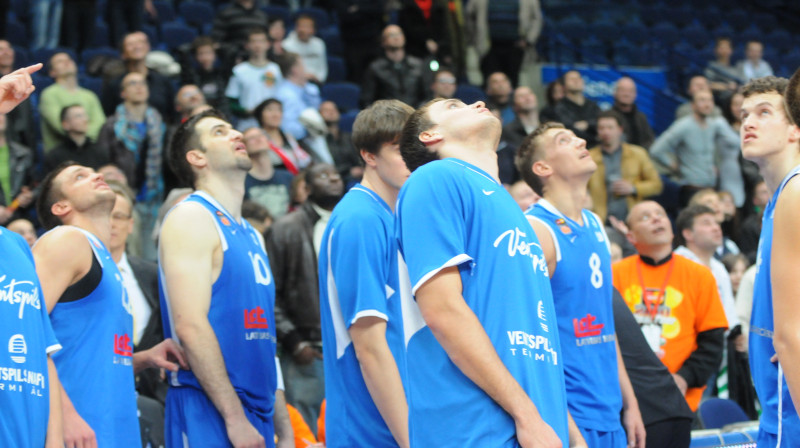 BK "Ventspils" vēro pēdējo spēles epizodes atkārtojumu, kurā skaidri redzams, ka bronzas medaļas pienākas tieši ventspilniekiem.
Foto: Fotostudija L&J