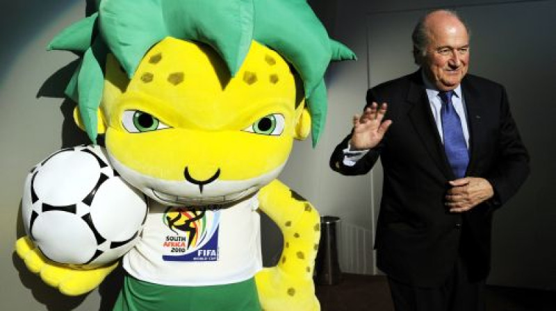 Pasaules kausa oficiālais talismans "Zakumi" un FIFA prezidents Zeps Blaters
Foto: AFP/Scanpix