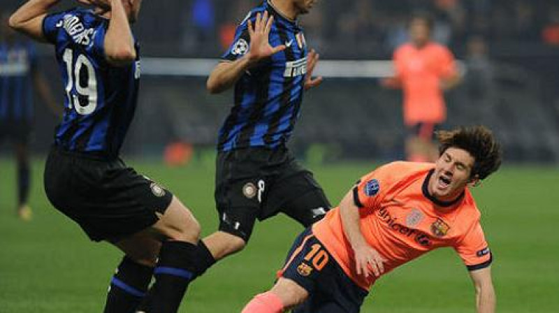 Lionels Mesī pret diviem "Inter" futbolistiem
Foto: AFP/Scanpix