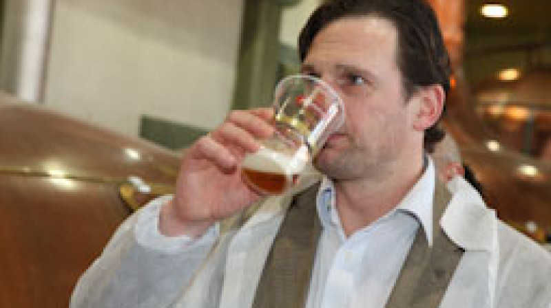 No hokejistiem pēdējais publiski ar alus glāzi rokās redzēts esot Normunds Sējējs.  

Raimonda Volonta (''Dinamo'') foto.