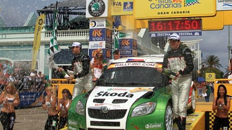 Jans Kopeckis ar stūrmani Petru Stariju līksmo pēc izcīnītās uzvaras
Foto: www.ircseries.com