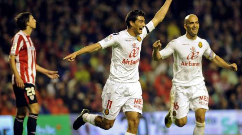 "Mallorca" futbolists Gonzalo Kastro (vidū) nule kā atklājis rezultātu Bilbao
Foto: AFP/ Scanpix