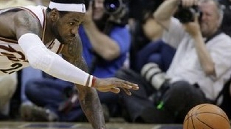 Lebrons Džeimss cīņā par bumbu
Foto:AP/Scanpix