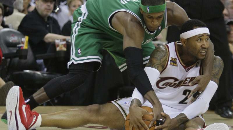 Cīņā par bumbu Redžons Rondo un Mo Viljamss 
Foto: AP/Scanpix
