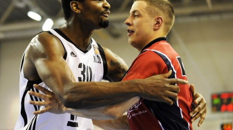 Tadžs Makalags Oļega Latiševa apskāvienos
Foto: Romāns Kokšarovs, Sporta Avīze, f64