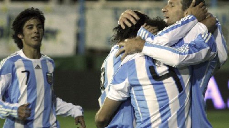 Argentīnas spēlētāji atzīmē vārtu guvumu
Foto: AP/Scanpix