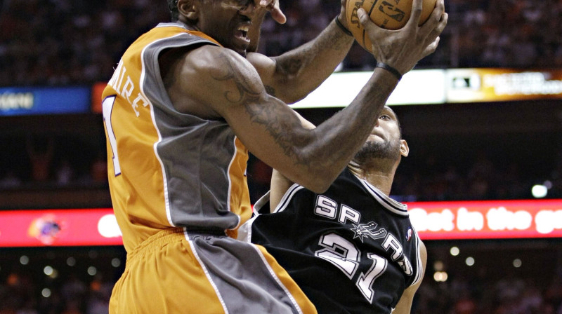 Amare Stademairs pret Timu Dankanu
Foto : AP/Scanpix