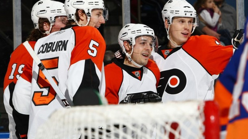 Šī bijusi neticami veiksmīga sezona priekš 23 gadus jaunā latviešu hokejista (pirmais no labās). Kāds būs turpinājums?

Foto: NHL