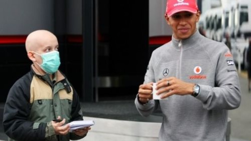 Luiss Hamiltons kopā ar vienu no faniem
Foto: Sutton Motorsport