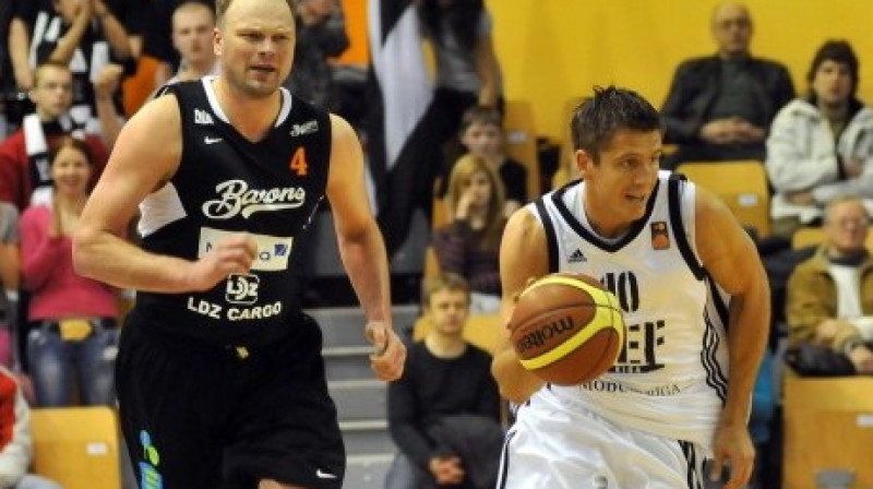 Uvis Helmanis šovakar var kļūt par divkārtējo LBL čempionu, bet Sandim Valteram ir iespēja izcīnīt septīto zeltu
Foto: Romualds Vambuts, Sportacentrs.com