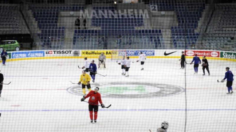 Latvijas hokejisti treniņā. Foto: Romāns Kokšarovs, Sporta Avīze, f64