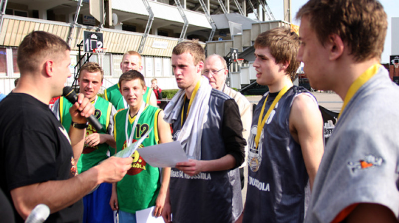 "Streetbasket" prezidents Raimonds Elbakjans apbalvo 64. vidusskolas spēlētājus
Foto: Renārs Buivids