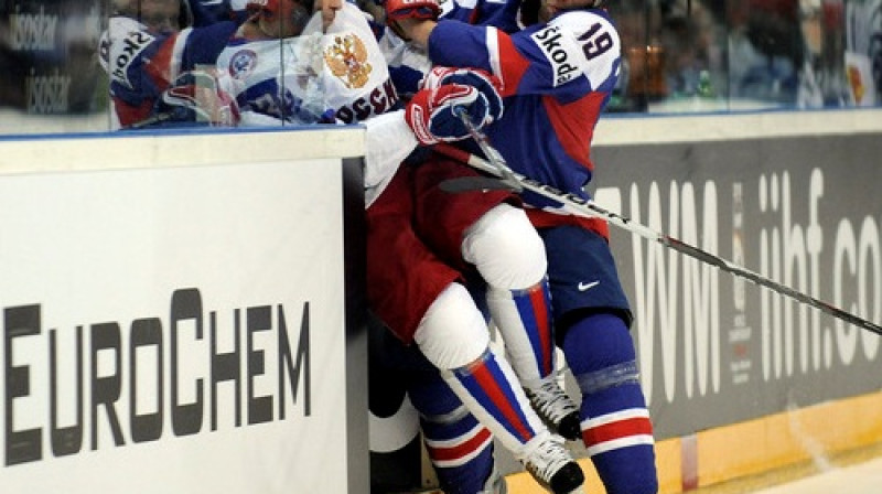 Spēles laikā bija problēmas ar apmalēm...
Foto: AP/Scanpix