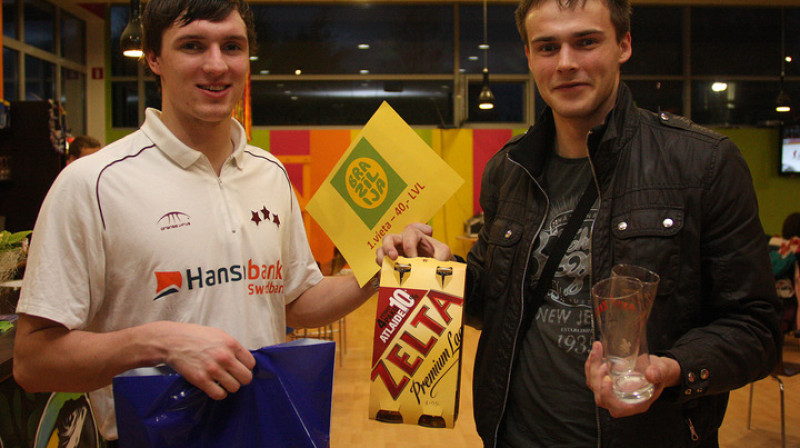 No kreisās Mārtiņš Krams un Jānis Sakniņš
Foto: www.beachvolley.lv