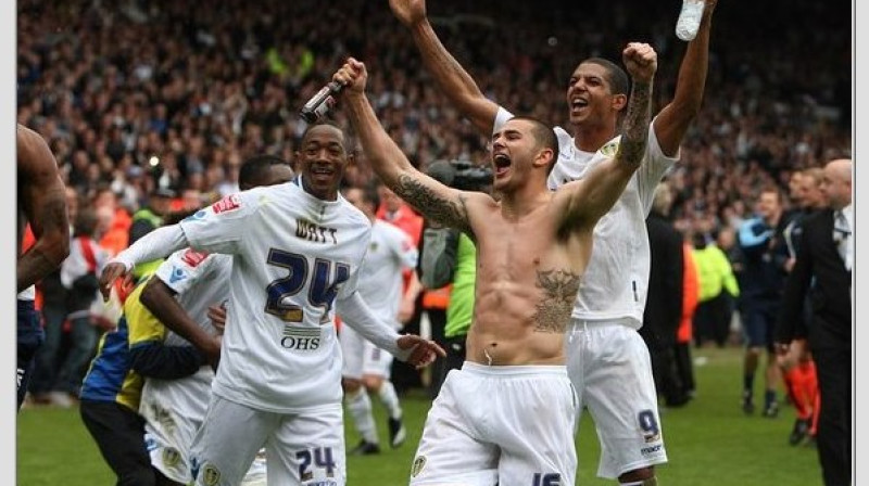 ''Leeds United'' spēlētāji svin uzvaru - tā ir skaistā pagātne. Tagad komanda saskārusies ar skarbiem pagriezieniem...

Foto: AP/Scanpix