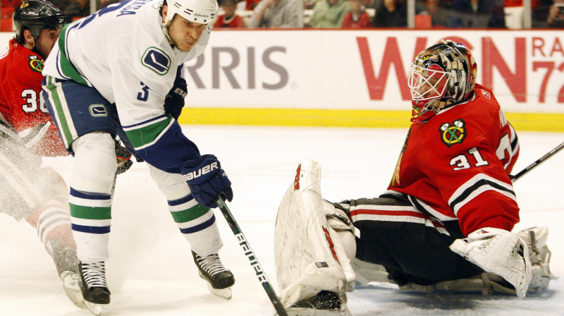 Kevins Bieksa apspēlē Anti Niemi
Foto: AP/Scanpix