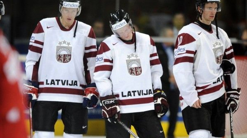 Trīs vīri cēlās... Gan jau!

Foto: Romāns Kokšarovs, Sporta Avīze/f64