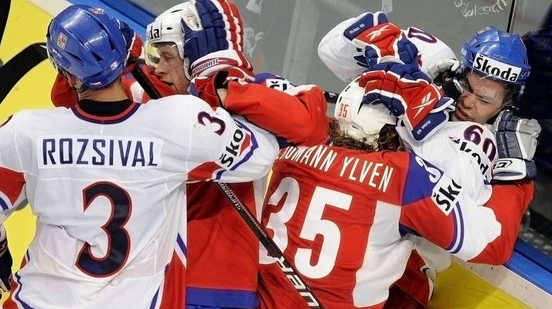 Martins Laumans Ilvens par šo incdentu saņēmis divu spēļu diskvalifikāciju
Foto: AFP/Scanpix
