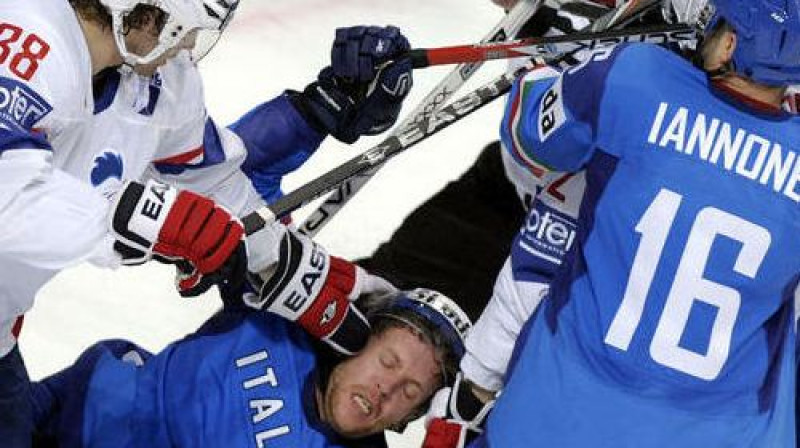 Spēlē valdīja bezkompromisa cīņa...
Foto: AFP/Scanpix