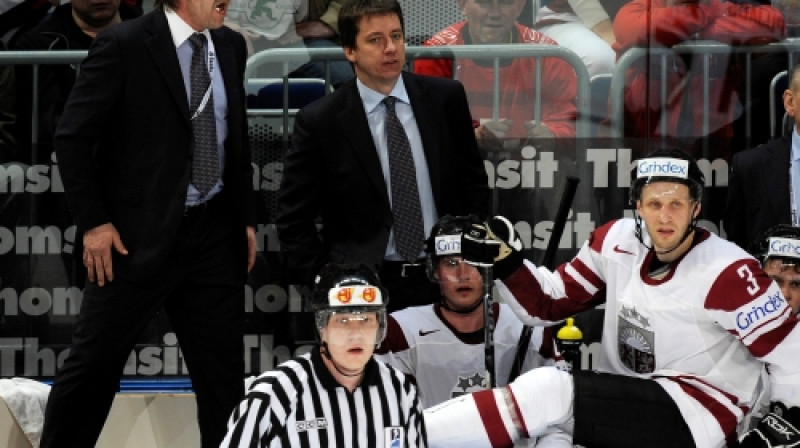 Oļegs Znaroks uz Latvijas izlases soliņa. Foto: Romāns Kokšarovs, Sporta Avīze, f64